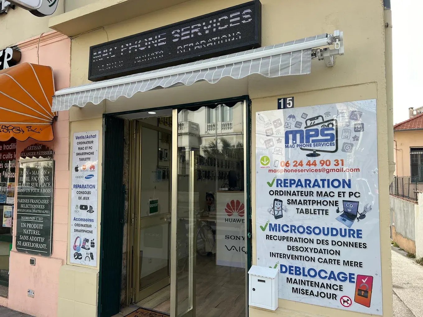 Devanture de Mac Phone Services au 15 avenue Saint-Sylvestre à Nice : enseigne lumineuse, store gris et panneaux des services