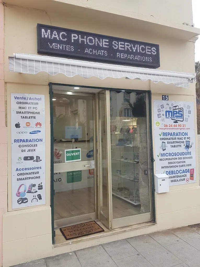 Vitrine de Mac Phone Services, vue de face, avec l’enseigne « Ventes · Achats · Réparations » et le panneau Ouvert